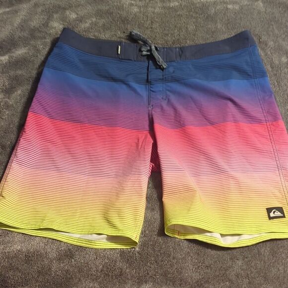 Quiksilver Boys Surfsilk Massive 17 Boardshort Swim Trunk - Picture 2 of 8